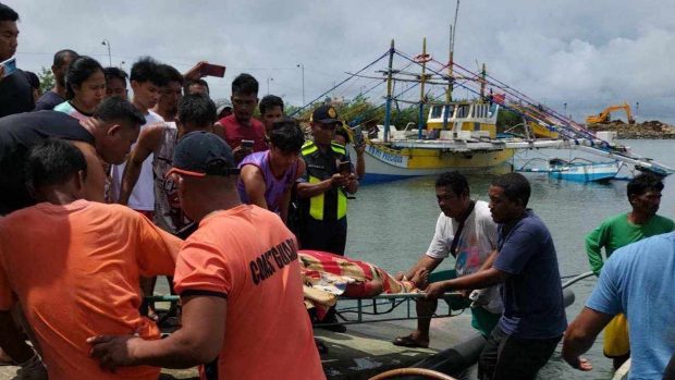 V Jihočínském moři zemřeli tři filipínští rybáři poté, co do jejich lodi narazil ropný tanker