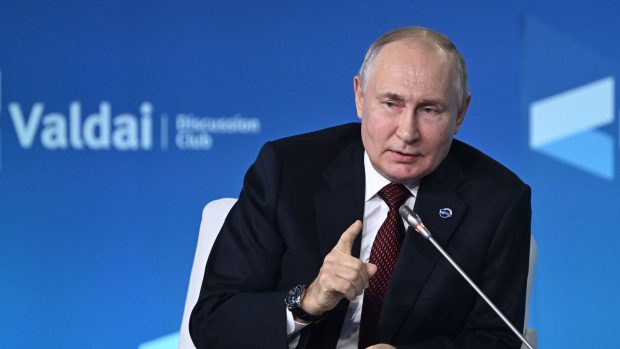 Ruský prezident Vladimir Putin se účastní plenárního zasedání v rámci 20. výročního zasedání Valdajského diskusního klubu s názvem „Spravedlivá multipolarita: jak zajistit bezpečnost a rozvoj pro všechny“ v Soči