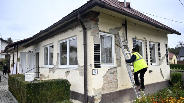 Poškozený dům v obci Baškovce
