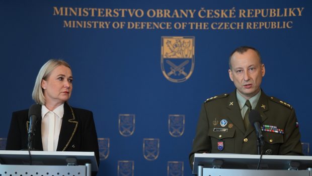 Ministryně obrany Jana Černochová (ODS) a plukovník Robert Speychal na tiskové konferenci představili novou Agenturu pro podporu válečných veteránů