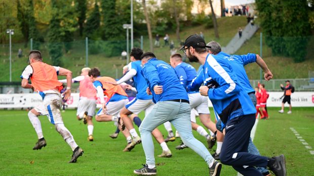 Fotbalisté Devínské Nové Vsi se radují z postupu přes prvoligový Trenčín