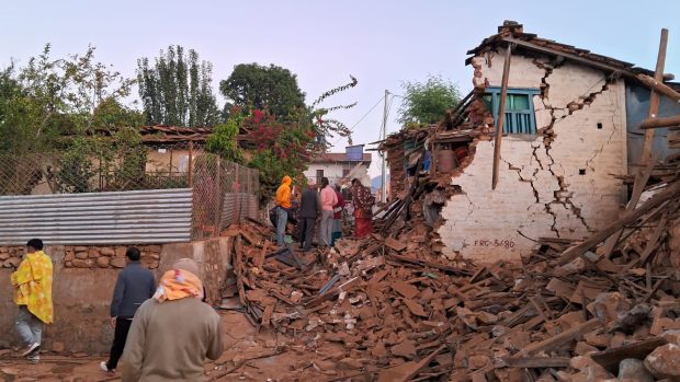 Nepálské středisko pro monitoring zemětřesení uvedlo, že epicentrum otřesů o síle 6,4 stupně bylo v okrese Džadžarkot