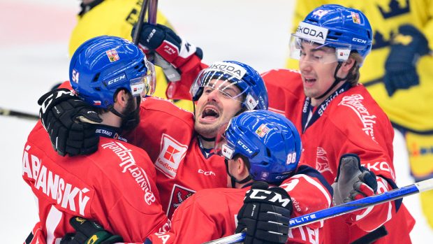 Čeští hokejisté s novým stylem hry slavili v zápase proti Švédsku úspěch. V sobotu vyzvou na Karjala Cupu Finsko