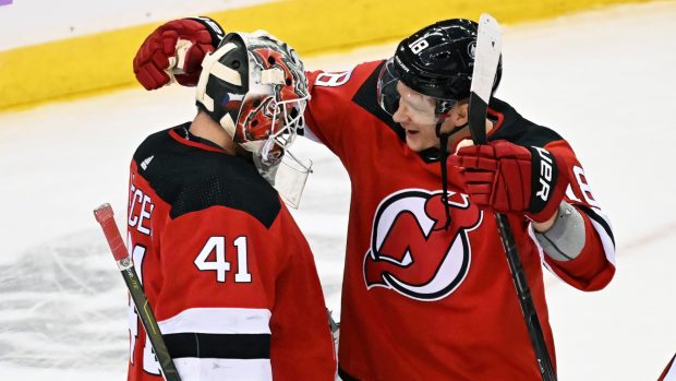Čeští hokejisté Vítek Vaněček a Ondřej Palát z New Jersey Devils slaví výhru