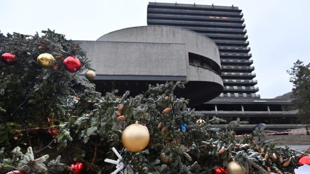 V sobotu vítr zlomil vánoční stromek před karlovarským hotelem Thermal