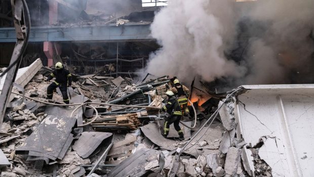 Ukrajinští hasiči bojují s následky ruského útoku v Charkově, 29. prosince 2023