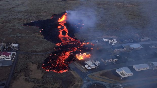 Láva z nové trhliny, která zasáhla okraj islandského města Grindavík