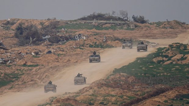 Vozidla izraelské armády se pohybují v Pásmu Gazy u hranice mezi Izraelem a Gazou při pohledu z jižního Izraele, středa 17. ledna 2024