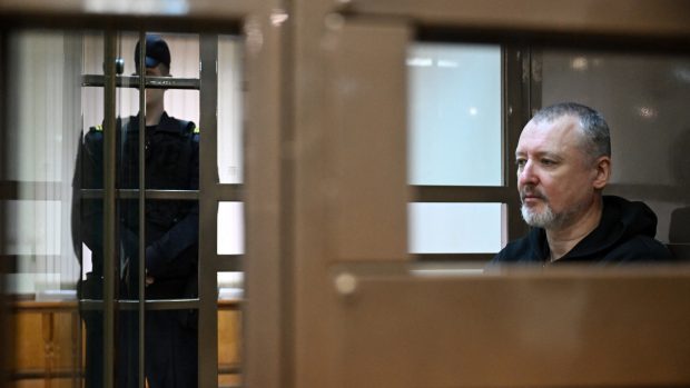 Igor Girkin (Strelkov) ve skleněné kleci obžalovaných během jednání o odvolání