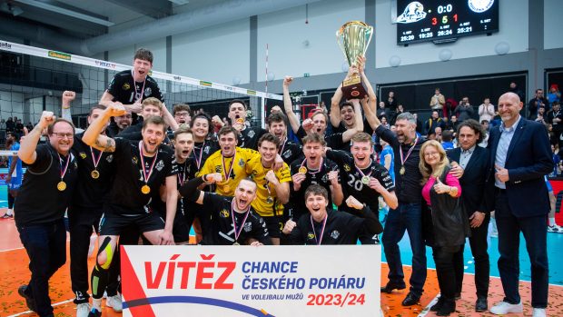 Hráči Black Volley Beskydy oslavují vítězství ve finále Českého poháru volejbalistů