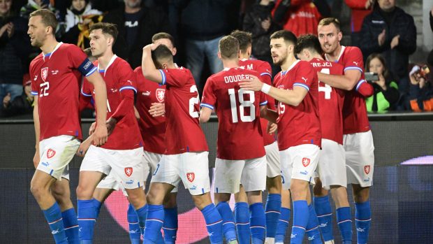 Čeští fotbalisté se radují ze vstřeleného gólu proti Arménii