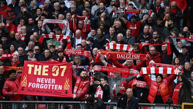 Fanoušci Liverpoolu vzdali hold 97 obětem tragédie na stadionu Hillsborough