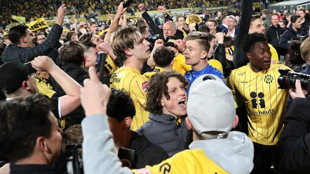 Fanoušci nizozemské Rody slavili postup i s hráči, nakonec ale museli oslavy odložit
