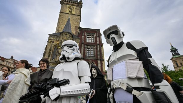 Prahou prošlo několik desítek fanoušků Star Wars. Zastavili se i na Staroměstském náměstí
