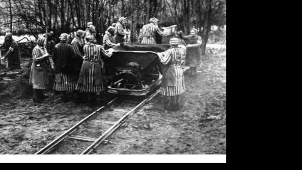 Ženy při práci v koncentračním táboře Ravensbrück