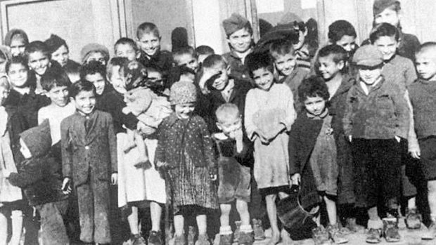 Romské děti vězněné v koncentračním táboře Lety