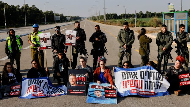 Rodinní příslušníci unesených Izraelců demonstrují poblíž hraničního přechodu Kerem Šalom, přes který vjíždějí kamiony s humanitární pomocí