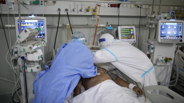 Zdravotníci se starají o covidového pacienta v bukurešťském Pneumologickém institutu Maria Nasty