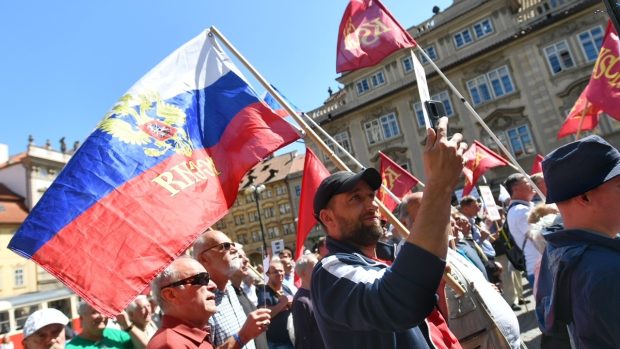Další komunistické i proruské vlajky