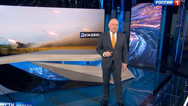 Velmi obsáhle se dění kolem Ukrajiny v neděli věnoval známý moderátor Dmitrij Kiseljov, hlavní tvář stanice Rossija 1