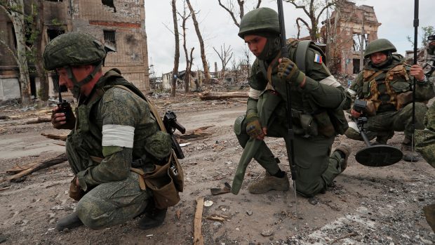 Ruští vojáci hledají miny v okupovaném Mariupolu