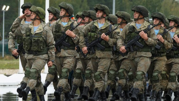 Ruští parašutisté pochodují během zahajovacího ceremoniálu vojenského cvičení Západ 2021
