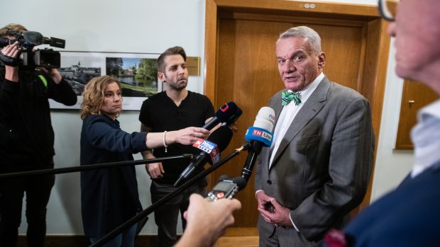 Vyjednavači  SPOLU odchází z jednání se Zdeňkem Hřibem na Pražském magistrátu.