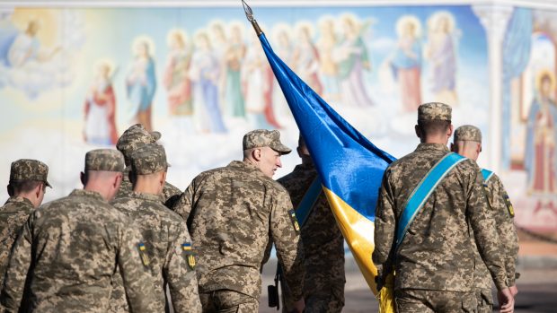 Ukrajinští vojáci před Chrámem Sv. Michala v Kyjevě.