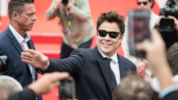 Herec Benicio del Toro červeném koberci hotelu Thermal