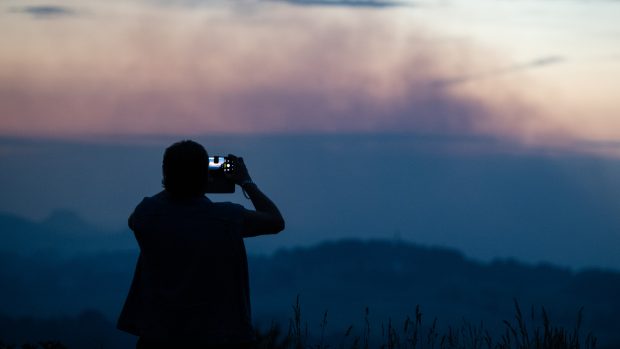 Večer plný kouře nad Českosaským Švýcarskem přitahuje zvědavce
