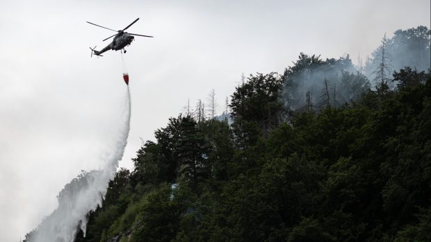 Bez vrtulníků s vaky by hasiči svůj boj jistě prohrávali
