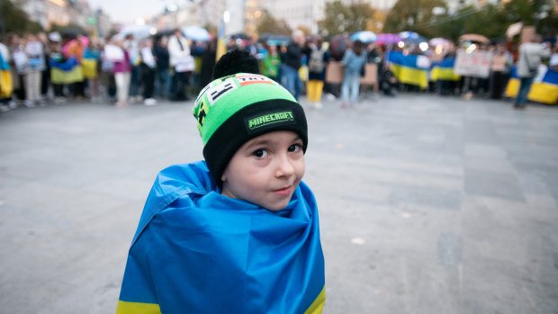 Demonstrace na Václavském náměstí na podporu Ukrajiny v reakci na ranní raketové útoky Ruska na ukrajinská města