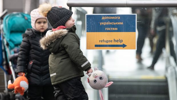 Ukrajinští uprchlíci přijeli vlakem z Přemyšle na Hlavní nádraží v Praze.