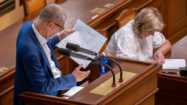 Andrej Babiš (hnutí ANO) ve Sněmovně kritizoval financování armády. K řečnickému puultíku si přinesl i graf