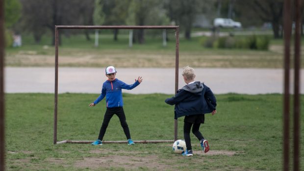 Děti hrají fotbal na Letenské pláni