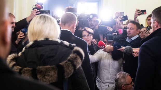 Andrej Babiš odchází od soudu v kauze Čapí hnízdo
