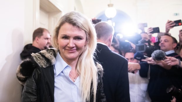Jana Nagyová odchází od soudu v kauze Čapí hnízdo