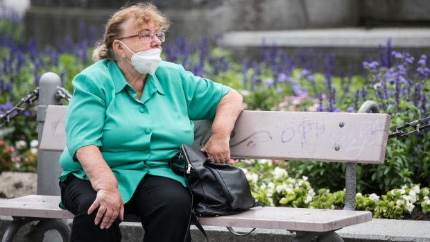 důchodkyně, respirátor, ilustrační foto