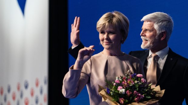 Petr Pavel s manželkou po vyhlášení výsledků voleb
