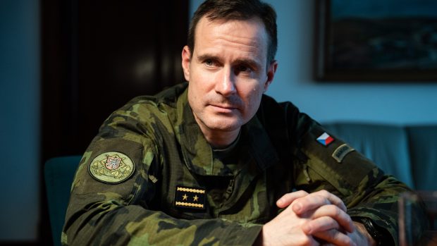 Náčelník Generálního štábu Karel Řehka je jedním ze 40 lidí, kteří nosí nově střiženou uniformu.