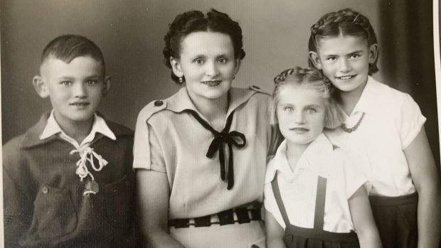 S maminkou 1952 (Marta nejstarší dcera v pravo nahoře)