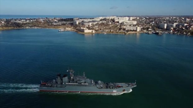 Ruská výsadková válečná loď, která vstupuje na hlavní základnu Černomořské flotily v anektovaném krymském městě Sevastopol