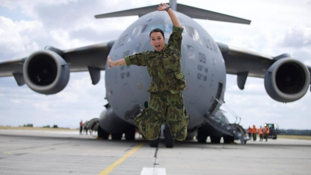 Armádní influencerka Barbora Sittová byla třeba u toho, když Američané přivezli do Česka nové vrtulníky