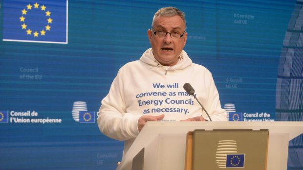 Nápis na mikině ministra průmyslu a obchodu Jozefa Síkely je narážkou na jeho dřívější prohlášení, že k dojednání nouzových energetických opatření svolá tolik zasedání, kolik bude potřeba.