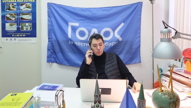 Spolupředseda nevládní organizace Golos Grigory Melkonyants telefonuje ze své kanceláře v Moskvě v Rusku 13. března 2018
