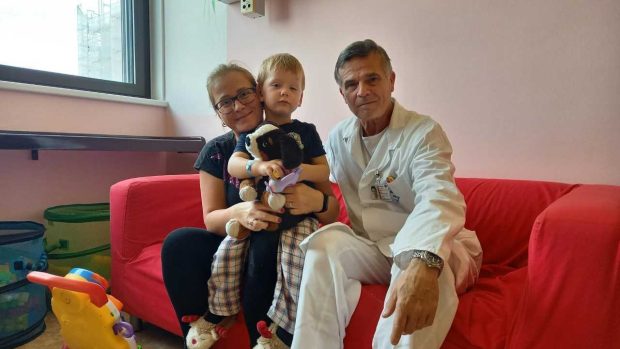 Malý Antonín s maminkou a primářem Oční kliniky dětí a dospělých Milanem Odehnalem