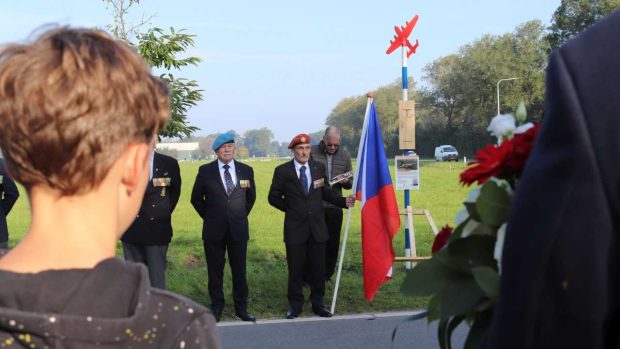 Smrt československých letců v Nizozemsku připomíná modrobílý sloupek s červeným letadélkem na vrcholu a informační tabulkou