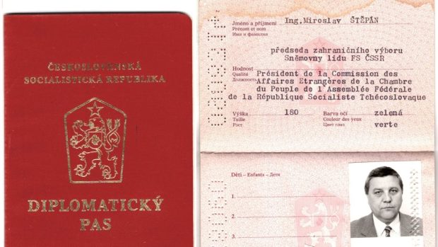 Nalezený diplomatický pas komunistického předáka Miroslava Štěpána