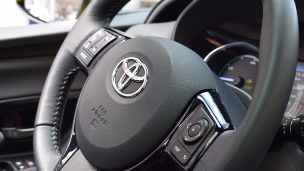 Automobil Toyota, znak na volantu (ilustrační foto)