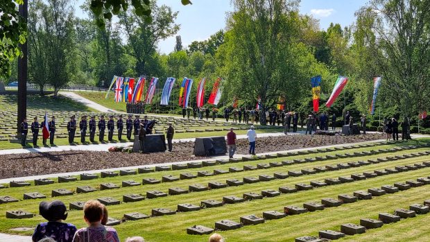 Na Národním hřbitově v Terezíně si lidé připomínají památku obětí nacistické perzekuce